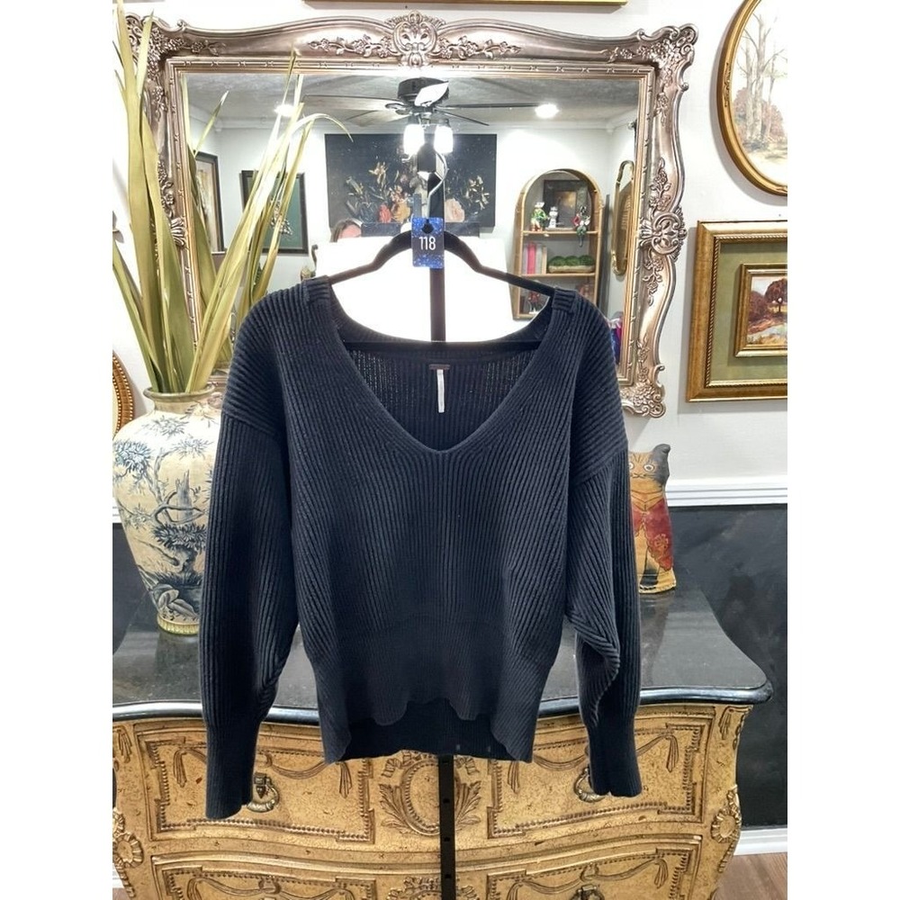 118- Free People Ribbed Black Sweater